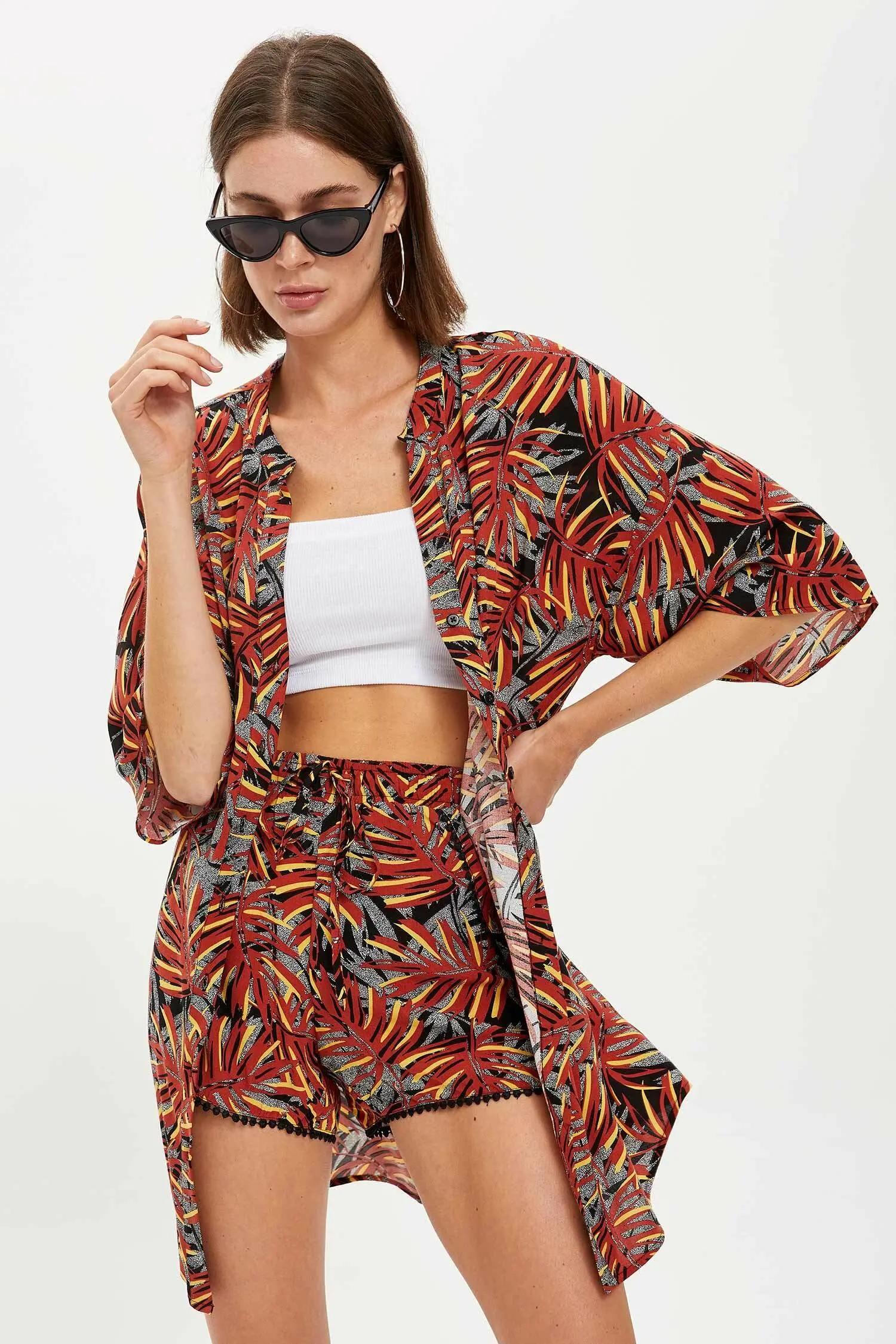 Hawaii Desenli Ponpon Detaylı Deniz Şortu